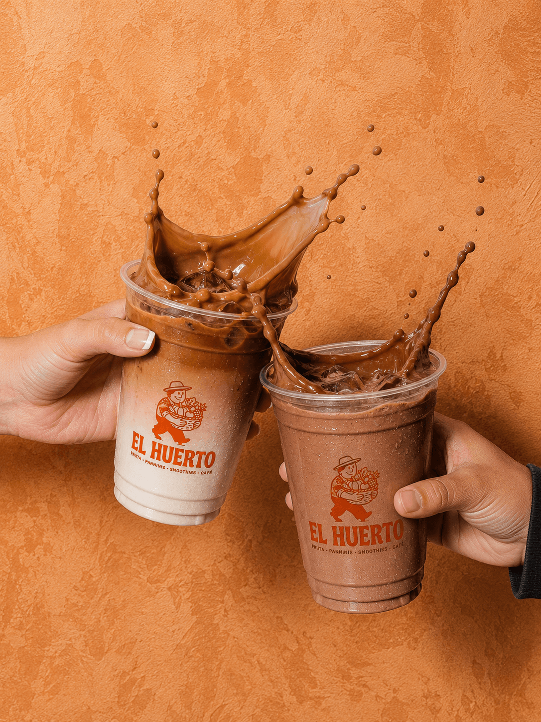 Dos bebidas de El Huerto chocando en un brindis